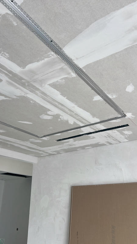 Faux-plafond sur ossature métallique — Traitement des joints avant peinture, chantier Ahmed Peintre Rénovation Sàrl
