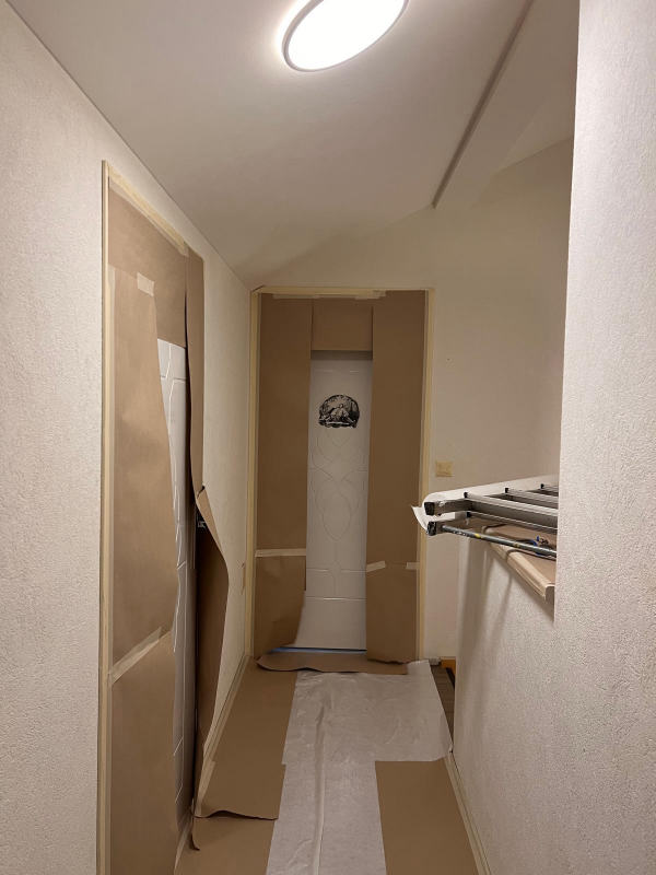 Couloir protégé avant mise en peinture — Portes, sols et huisseries entièrement bâchés, chantier Ahmed Peintre Rénovation Sàrl