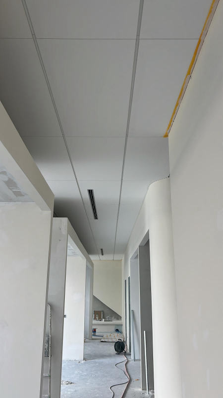 Faux-plafond démontable posé — Dalles alignées et éclairage linéaire intégré, chantier Ahmed Peintre Rénovation Sàrl