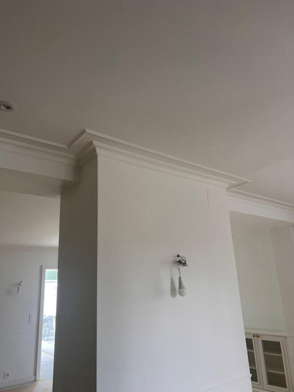 Corniches et murs en finition — Blanc satiné, arêtes parfaitement dressées, chantier Ahmed Peintre Rénovation Sàrl