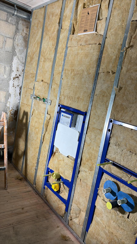 Ossature, isolation et bâti-support — Doublage complet d’une salle d’eau, chantier Ahmed Peintre Rénovation Sàrl