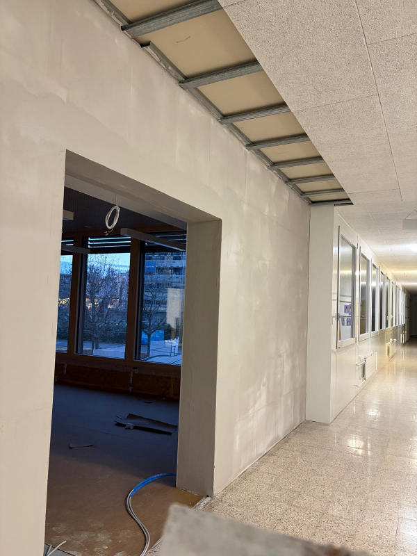 Doublage de couloir en bâtiment public — Plaques posées, enduites et prêtes à peindre, chantier Ahmed Peintre Rénovation Sàrl