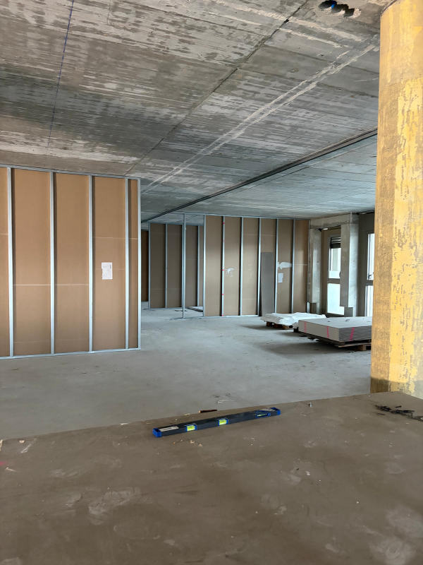 Cloisonnement d’un plateau de bureaux — Distribution complète des volumes en plaques, chantier Ahmed Peintre Rénovation Sàrl