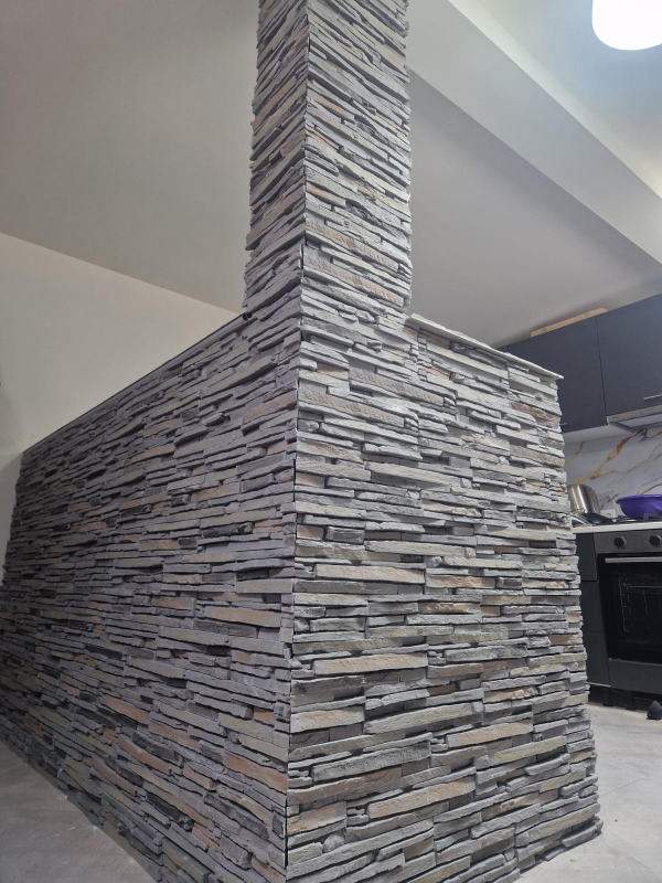 Parement pierre sur îlot de cuisine — Habillage décoratif posé pièce par pièce, chantier Ahmed Peintre Rénovation Sàrl