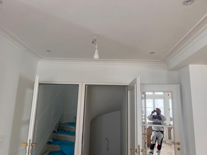Séjour livré au client — Plafond, corniches et murs en blanc satiné, chantier Ahmed Peintre Rénovation Sàrl