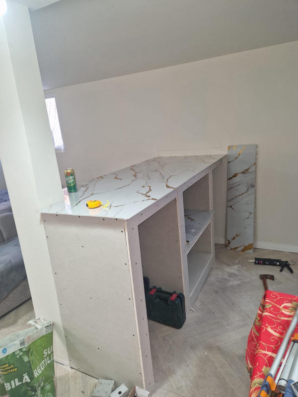 Agencement d’un comptoir sur mesure — Structure en plaques et plan effet marbre, chantier Ahmed Peintre Rénovation Sàrl