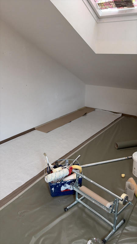 Combles fraîchement peints — Sols protégés, matériel en place, chantier Ahmed Peintre Rénovation Sàrl