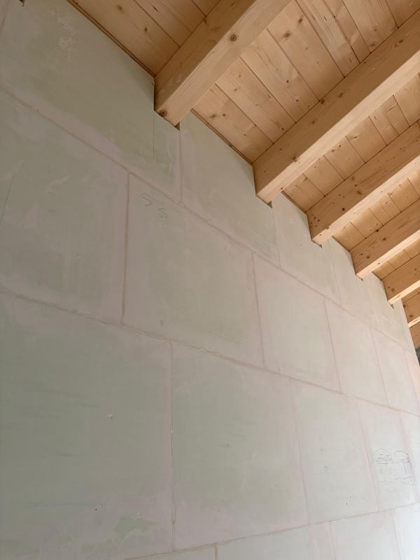Mur en carreaux de plâtre — Montage ajusté sous charpente apparente, chantier Ahmed Peintre Rénovation Sàrl