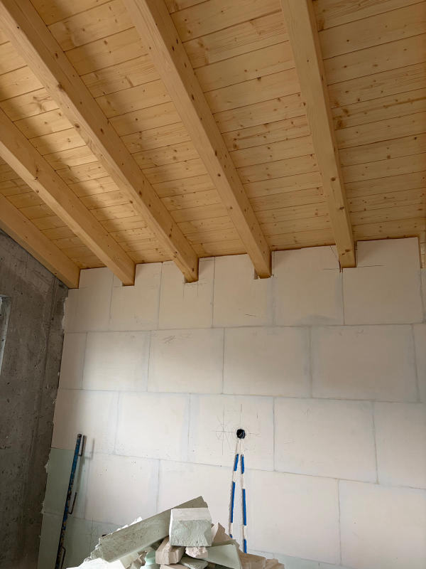 Cloison en carreaux de plâtre — Découpes au plus près de la charpente bois, chantier Ahmed Peintre Rénovation Sàrl