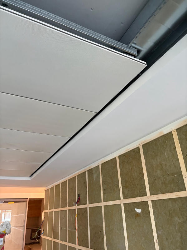 Retombée de plafond et isolation — Raccord entre dalles et ossature bois, chantier Ahmed Peintre Rénovation Sàrl