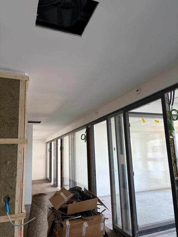 Plafond fini en appartement neuf — Blanc mat uniforme sur toute la surface, chantier Ahmed Peintre Rénovation Sàrl