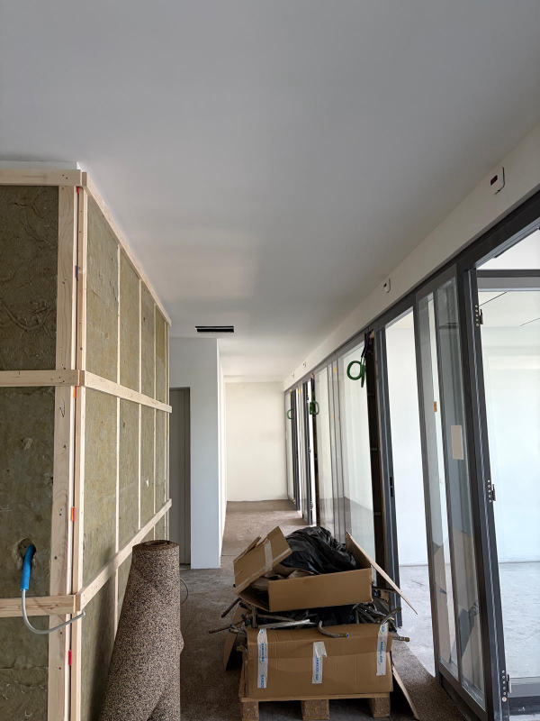 Séjour en cours de finition — Plafond terminé, doublages en attente, chantier Ahmed Peintre Rénovation Sàrl