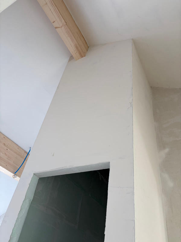 Enduit de finition sur cloison — Angles dressés à la règle, chantier Ahmed Peintre Rénovation Sàrl