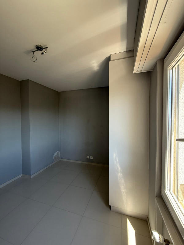 Pièce peinte en gris taupe — Teinte appliquée en deux couches couvrantes, chantier Ahmed Peintre Rénovation Sàrl