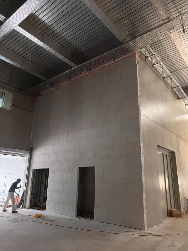 Mur de refend en blocs — Montage dans un grand volume industriel, chantier Ahmed Peintre Rénovation Sàrl