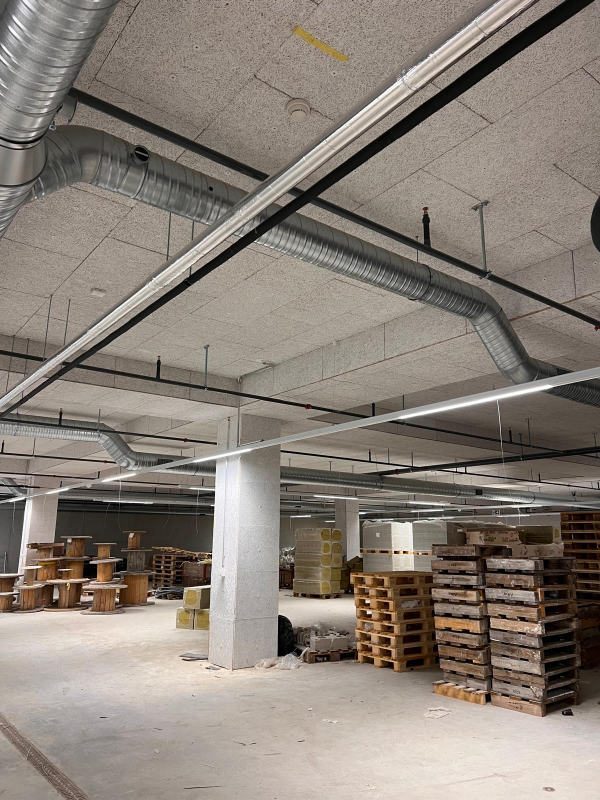 Niveau technique en sous-sol — Plafond et réseaux avant habillage, chantier Ahmed Peintre Rénovation Sàrl