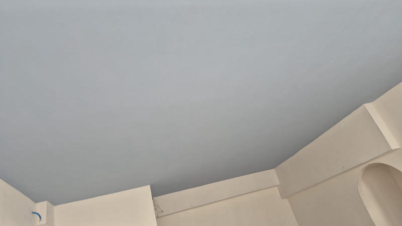Plafond peint en bleu clair — Corniche et raccord mur-plafond impeccables, chantier Ahmed Peintre Rénovation Sàrl