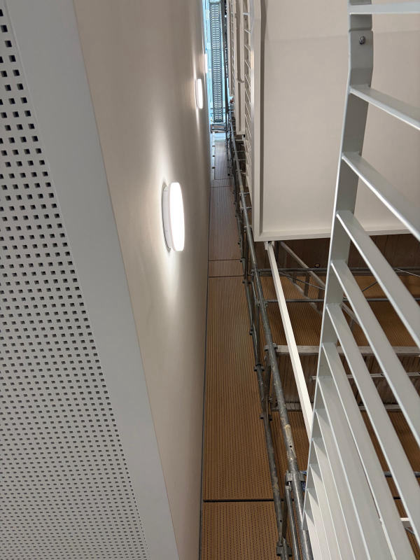 Faux-plafond acoustique perforé — Coursive d’un bâtiment public, chantier Ahmed Peintre Rénovation Sàrl