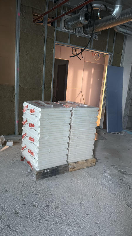 Approvisionnement du chantier — Plaques et isolant livrés au poste de travail, chantier Ahmed Peintre Rénovation Sàrl