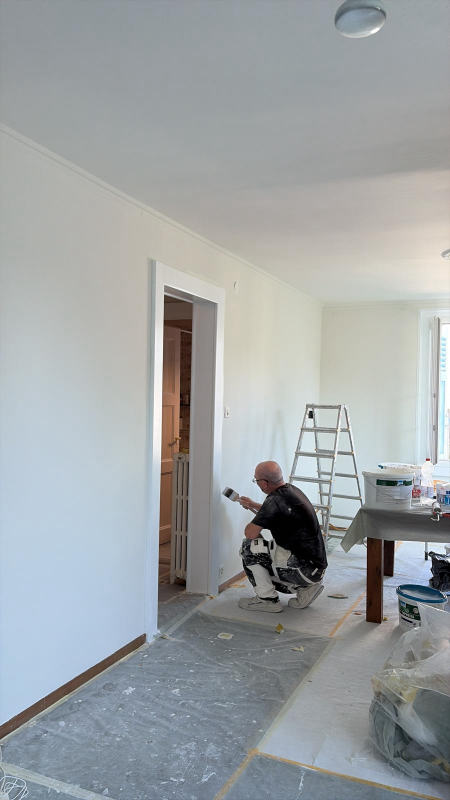 Finition à la brosse — Reprise des angles et des raccords, chantier Ahmed Peintre Rénovation Sàrl